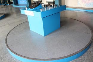 1cad4ac7a2.jpg 12滚动摩擦展具底座和展台.JPG