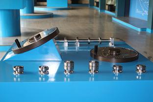 5b286fec2b.jpg 8现代轴承展品.JPG