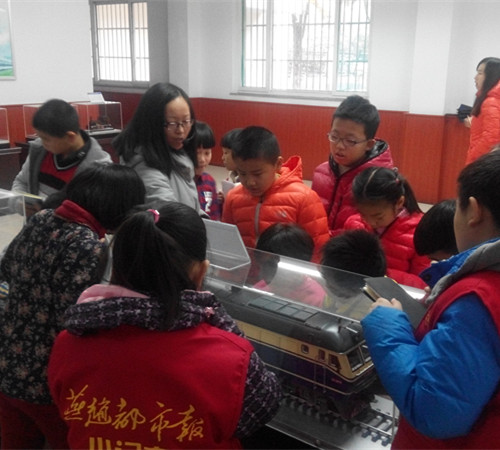 4246f420b4.jpg 小学生在观看机车模型_副本.jpg