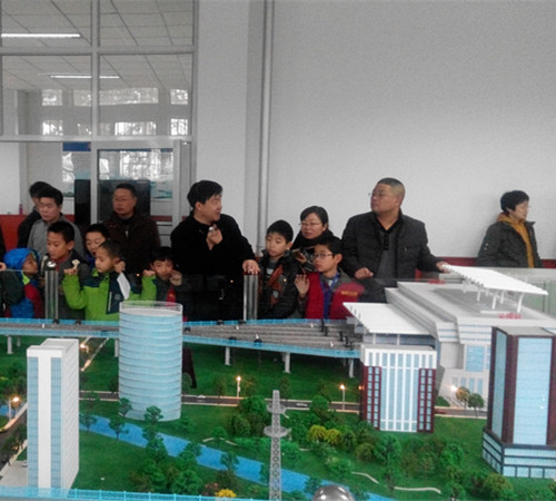 小学生在观看高铁模型_副本.jpg